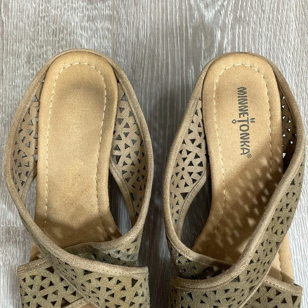 Minnetonka Lainey Laser Cut Suede Leather Cork Wedge Sandal Tan 9
